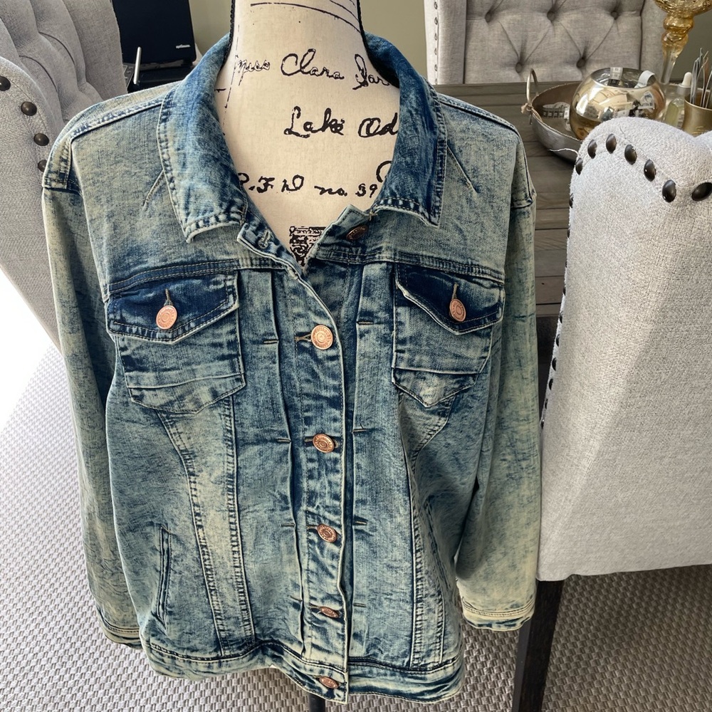 Dollhouse Women’s Denim Jacket. Size 3X